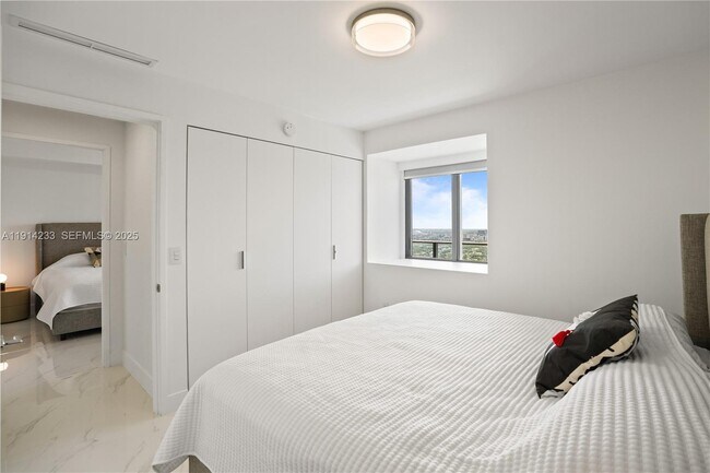 Building Photo - 700 NE 24th St