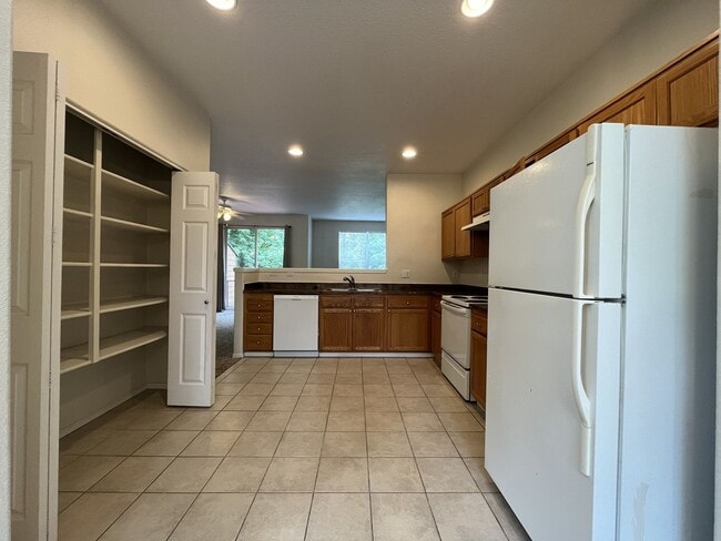 Building Photo - Spacious Three-Story Townhome Near Orenco Station with Attached Garage, Private Balcony, and Vaul...