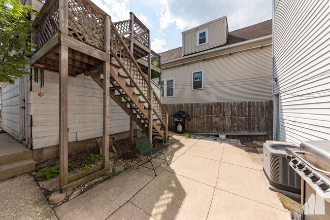 Building Photo - 1421 W Fletcher St