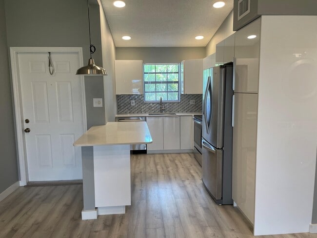 Building Photo - 2800 Palmwood Terrace