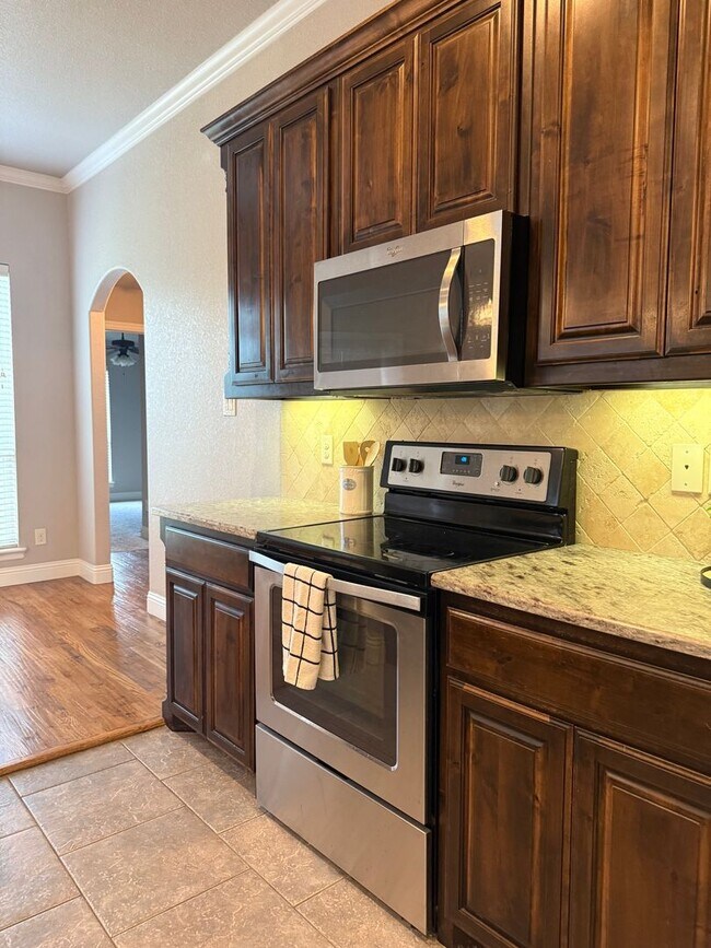 Building Photo - 3/2/2 - WATER + LAWN CARE Included + COMMUTER FRIENDLY