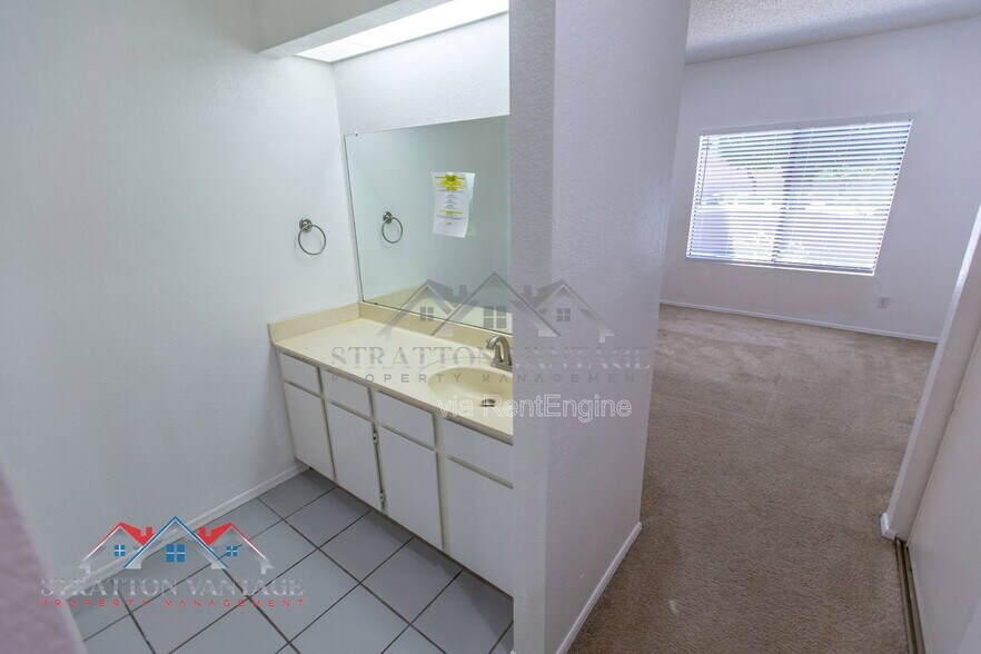 Building Photo - 2035 S Elm St