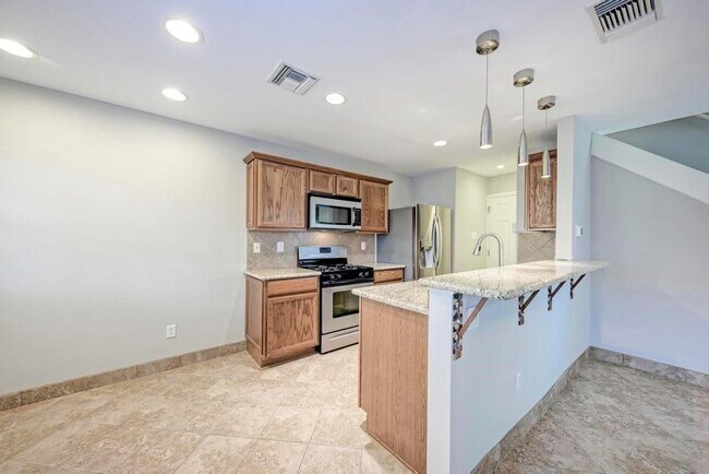 Building Photo - 1017 Solano Dr