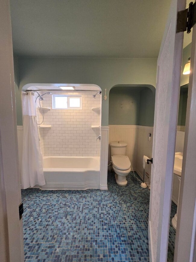 Building Photo - 4 Bedroom, 2 Bathroom House!