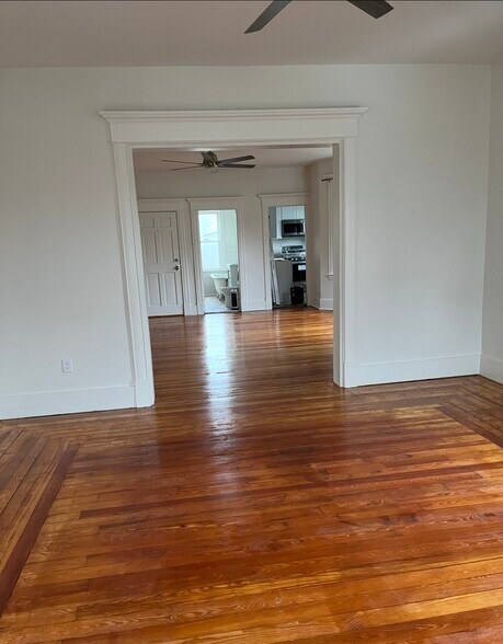 Building Photo - 10 Baylies St