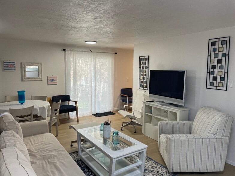 Lots of natural light - 1540 S Wardle St