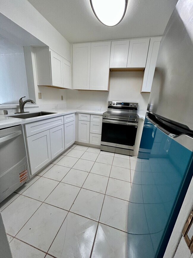 Building Photo - Updated 3 Bed, 1.5 Bath Townhome with Priv...