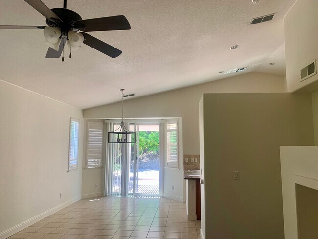 Building Photo - 4 bedroom 2 bath Empire Ranch home