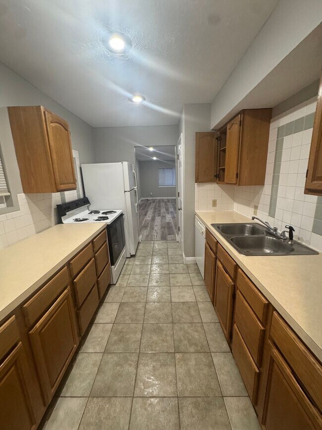 Building Photo - 2850 N Campbell Ave