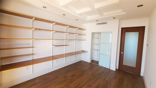 Building Photo - 1000 Venetian Way