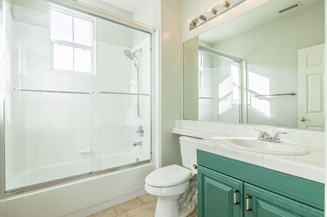 Building Photo - Refined Living in the Heart of Valencia