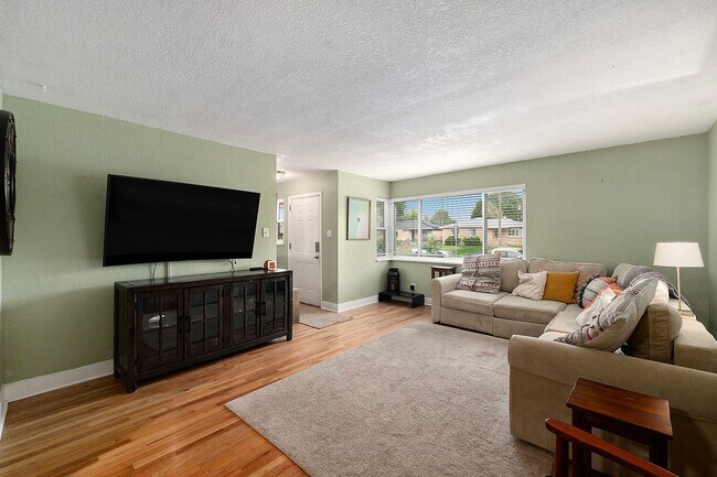 Building Photo - Spacious Top Unit of Quadplex Available So...