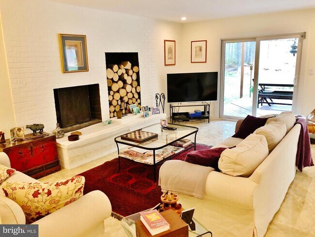 Building Photo - 10309 Bells Mill Terrace