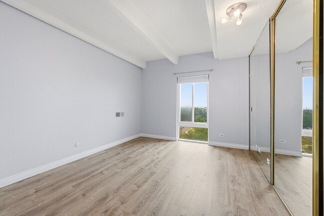 Building Photo - $1,095.95, 1 bed, 1 bath, located in Denver with a gorgeous sunroom