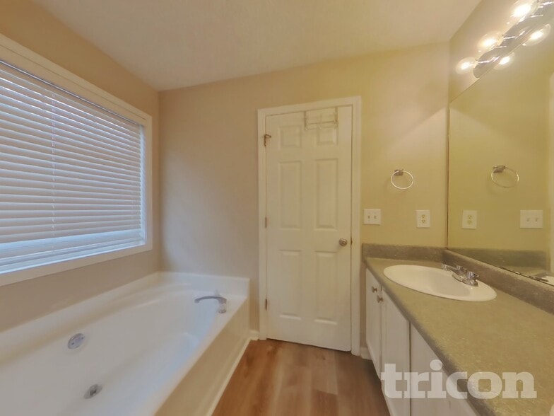 Building Photo - 125 Fawn Ln