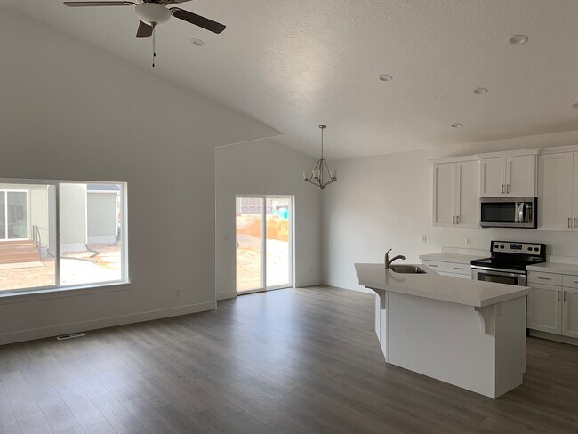 Building Photo - 337 E 170 N