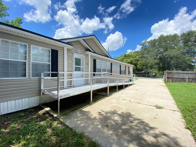 Building Photo - 1504 Carlisle Dr