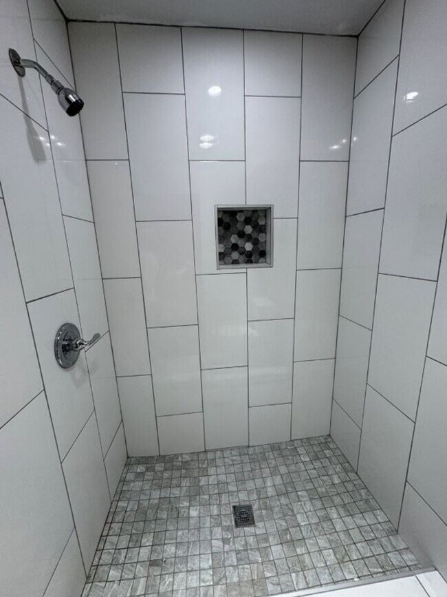 Building Photo - New flooring and tile, great location, lar...