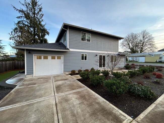 Building Photo - 4 bedroom, 2.5 Bath In Carlton- Great Location!