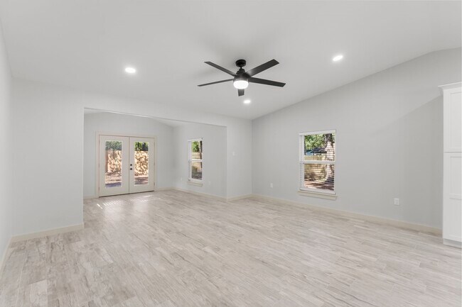 Building Photo - 5 Canyon Oak Pl