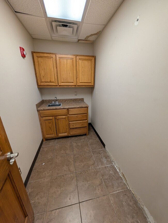 Building Photo - Prime Professional Medical/Office Space in Pryor