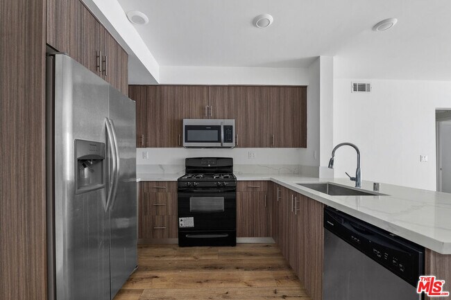 Building Photo - 5229 Willowcrest Ave