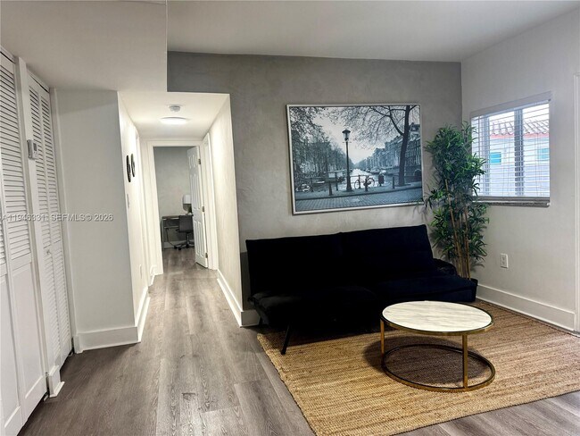 Building Photo - 1684 SW 10th St