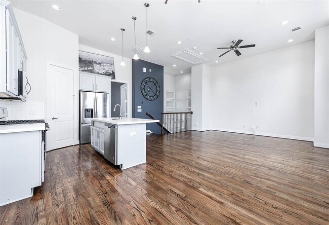 Building Photo - 24 N Hutcheson St
