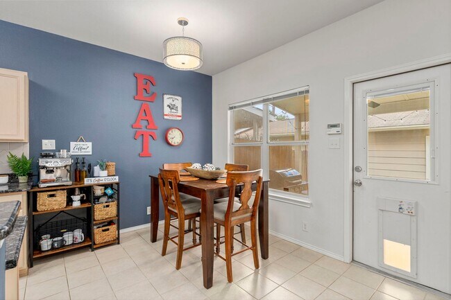 Building Photo - Stylish Townhome Living in Oak Creek