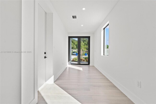 Building Photo - 740 NW 24th Ct