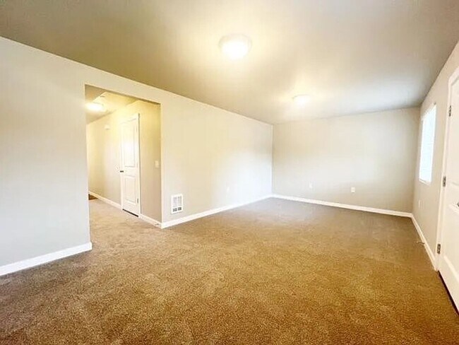 Building Photo - Modern 3BR / 2.5BA Townhome in Port Orchard – Spacious, Bright, and Conveniently Located