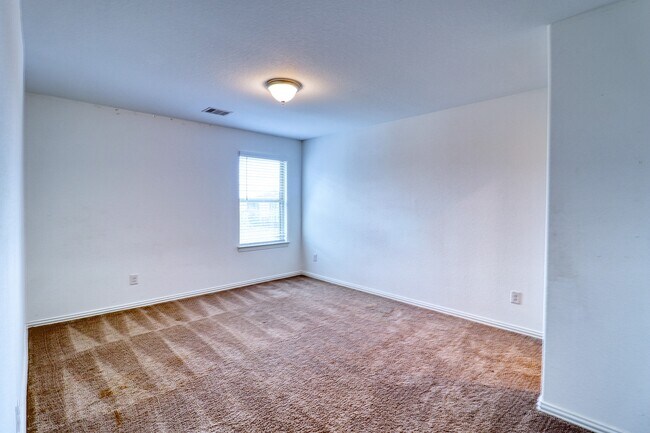 Building Photo - 8106 Royal Palm Ct