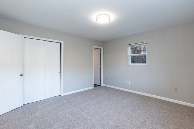 Building Photo - Three Bedroom Home!