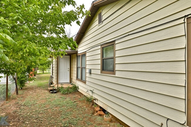 Building Photo - Plenty of Room! Cute yards