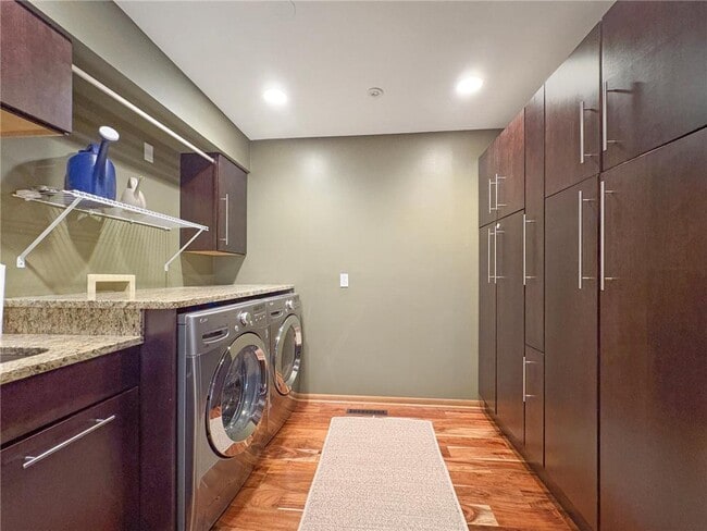 Building Photo - 13900 Hill Ridge Dr