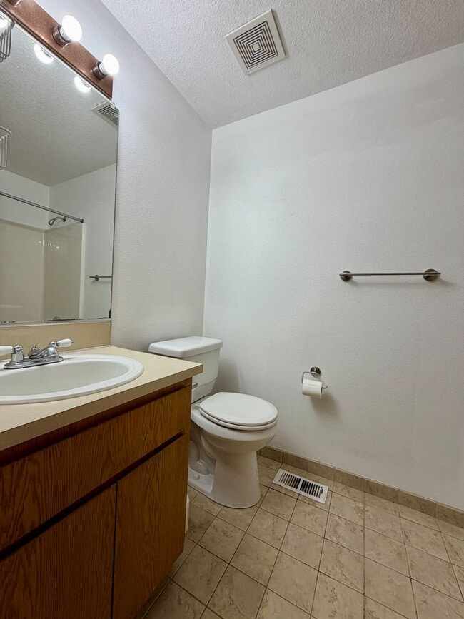 Building Photo - **$500 OFF THE FIRST MONTH'S RENT** Cozy R...