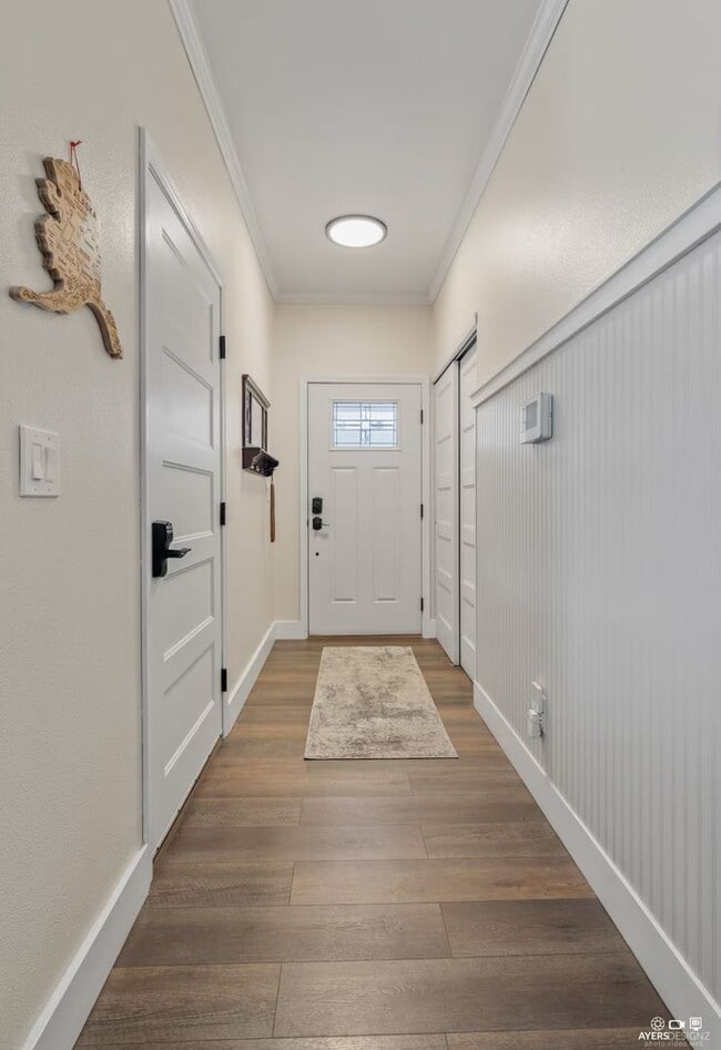 Building Photo - SEASONAL RANCH HOME