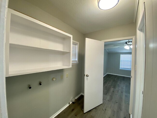 Building Photo - 178 Sweetbriar Ave