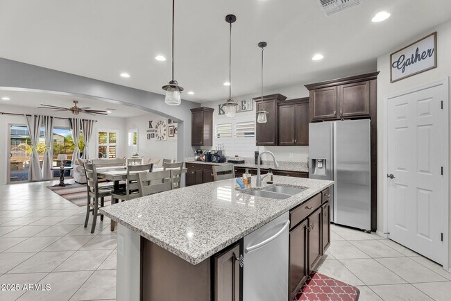 Building Photo - 6550 W Desert Blossom Way
