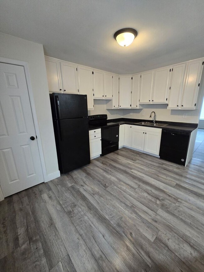 Building Photo - 5205 S Brooks Dr