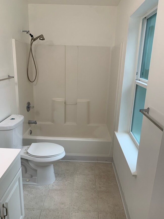 Bathroom - 1964 Front Ave W