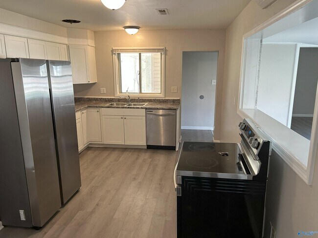 Building Photo - 1707 Buena Vista Cir SE