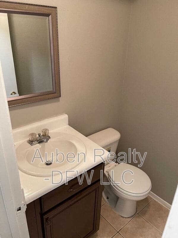 Building Photo - 921 W Rochelle Rd