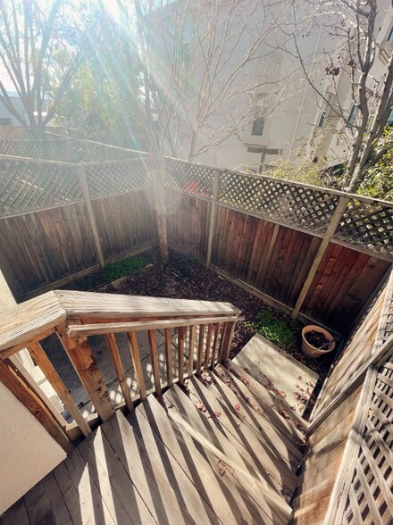 Building Photo - 975 Wisteria Terrace