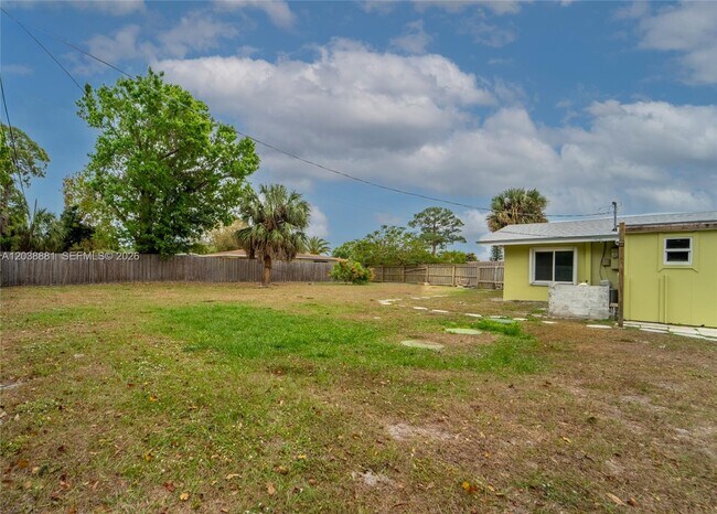 Building Photo - 607 Coconut Ave N