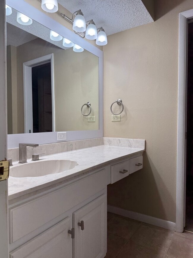 Building Photo - 10 Hampshire Cir