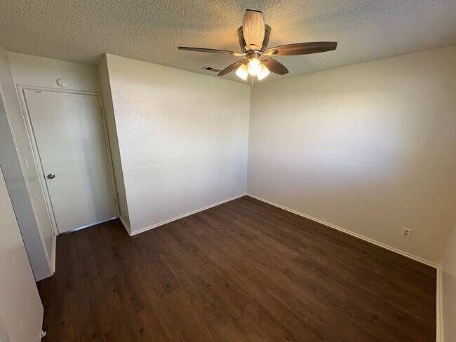 Building Photo - 3939