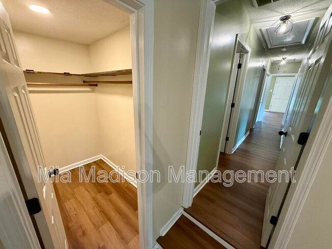 Building Photo - 2233 E Derenne Ave