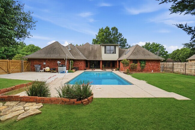 Building Photo - Beautiful & Newly Renovated 3 Bed & 2 Bath House in Heritage Hills with Private Pool