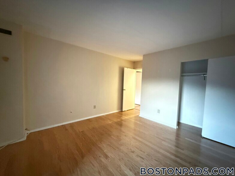 Building Photo - 50 Broadlawn Park